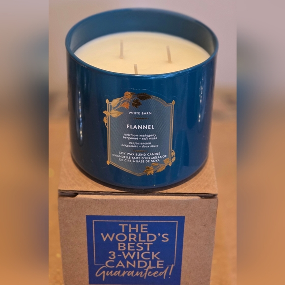 🩷BRAND NEW BATH & BODY WORKS🩷White Barn Blue Flannel Candle🩷 - Picture 2 of 3